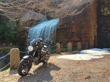 雰囲気のある小規模なダム