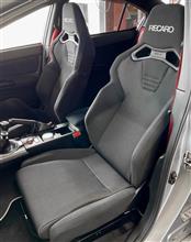 走りを楽しむために運転席を“RECARO SR-S“に交換したら、やっぱり助手席もレカロですよね。こちらはよりコンフォートな“RECARO SR-C”をセット!! 見た目はスッキリお揃いです。