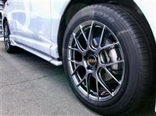 ホワイトのボディカラーにダイヤモンドブラックはテッパンですが、美しくシャープなデザインの“BBS RE-V7”の装着で、グッとスポーティな仕上がりに。上質感も格段にアップしました!!