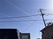 緑と飛行機雲
