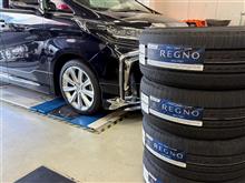 5ドアハッチに“REGNO GR-XⅢ”、ミニバンに“REGNO GR-XⅢ TYPE RV”、SUVに“ALENZA LX100”。静粛性に優れ快適に走れるプレミアムコンフォートタイヤを選びました。