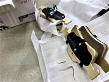 ダストを低減してくれるだけじゃなくて、高いコントロール性も実現しているのが、幅広く支持されている理由かもしれません。ダスト超低減ブレーキパッドの“DIXCEL M Type”を取り付けました。