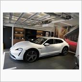 今、新車のようなタイカンが安 ...