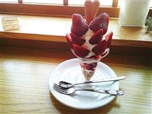 甘いいちごがいっぱいの「いちごパフェ」