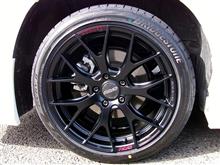 “RAYS HOMURA 2X7FT SPORT EDITION”を装着！エレガントで伸びやかなクロススポークデザインに、フロスト系のセミグロスブラックを組み合わせることで生まれた精悍さが印象的です。