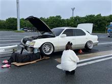 早朝7時半 東名高速 下り 足柄SA セルシオ 希望ナンバー1番 フロントガラスまでフルスモ ジャッキアップしても足回りは一切遊んでない 5月18日 日曜日 富士スピードウェイのイベントに向かう途中