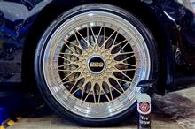 ゴールドディスクの“BBS SUPER RS”を装着!!精緻なデザインで魅了する17本クロススポークデザインと、それを際立たせるべく存在するセンターキャップが唯一無二の存在感を生み出しています。