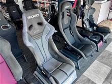どんなふうに違うのかじっくりと座り比べして選びたいですね。注目のニューモデル“RECARO RSS”を、“PRO RACER RMS”、“RS-G”と並べて展示。とりあえず座ってみてください！