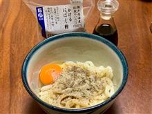 家うどん　しょうゆうどん、生卵とイリコ粉末