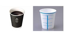 右手に「カップコーヒー」　左手に「検尿カップ」