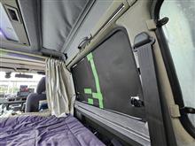 カーテン入荷まで模造紙黒　貼っておく