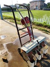 水田除草機（カルチ）を使って・・・。