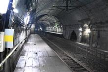 トンネルの中に駅