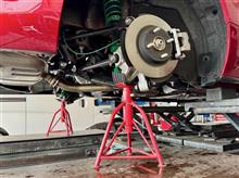 “TEIN FLEX Z”にてローダウン。スタビライザーがきっちり機能するようにアジャスタブルスタビリンクも取り付け。1G締め直しで仕上げて、さらにスポーティかつしなやかな乗り味も手に入れました!!