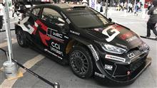 ラリー車のボンネット開口部