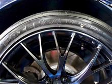 “POTENZA REｰ71RS”を装着し、アライメント調整。ドライ路面でのグリップ力とコントロール性を高次元で両立すると同時に、ハイグリップタイヤとして高い耐摩耗性、耐久性を実現したタイヤです。