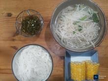 平日に飲む、半額カレーを忘れた麺だけ晩ご飯・・・