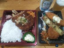 晩ご飯は半額弁当二個。ご厚意の第七弾を二日前に・・・