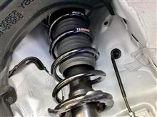 “RS-R Ti2000 ハーフダウン”を取り付け。前後とも約20mmほどの落ち幅でも、かっこよくキマリました。一緒にビルトインタイプの“データシステム TV-KIT”もインストール。