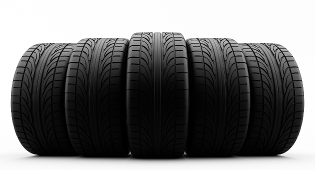 多数のタイヤが並んでいる