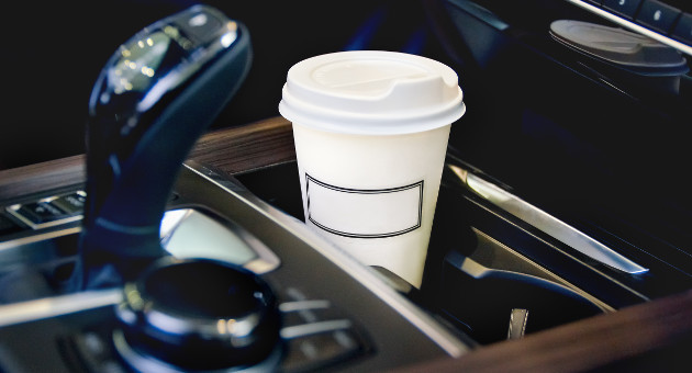 車内カップホルダーにカップのある画像