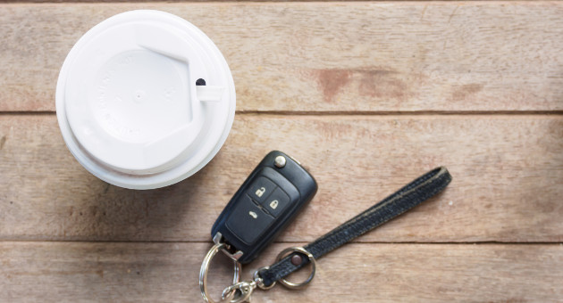 ウッドテーブル上のコーヒーカップとカーキーの画像