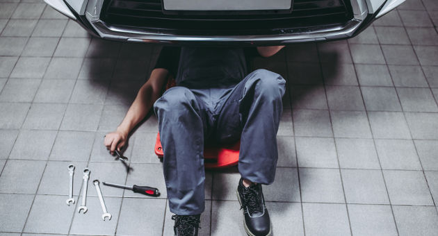 車下に入って整備をしている男性の画像