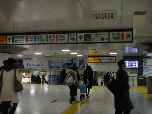 節電のため天井照明は間引かれ、案内表示も消灯