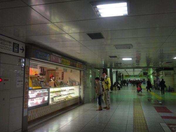 看板の照明を消して営業するお店