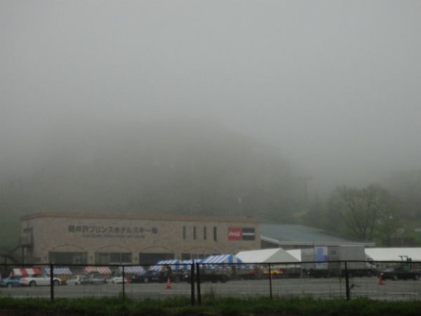 霧は濃くなったが何とか雨は降らずに盛った28日の土曜日