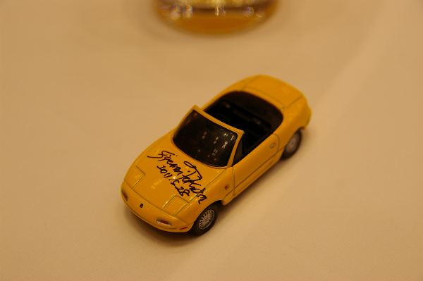 ユーノスロードスターのミニカーに福田さんのサイン