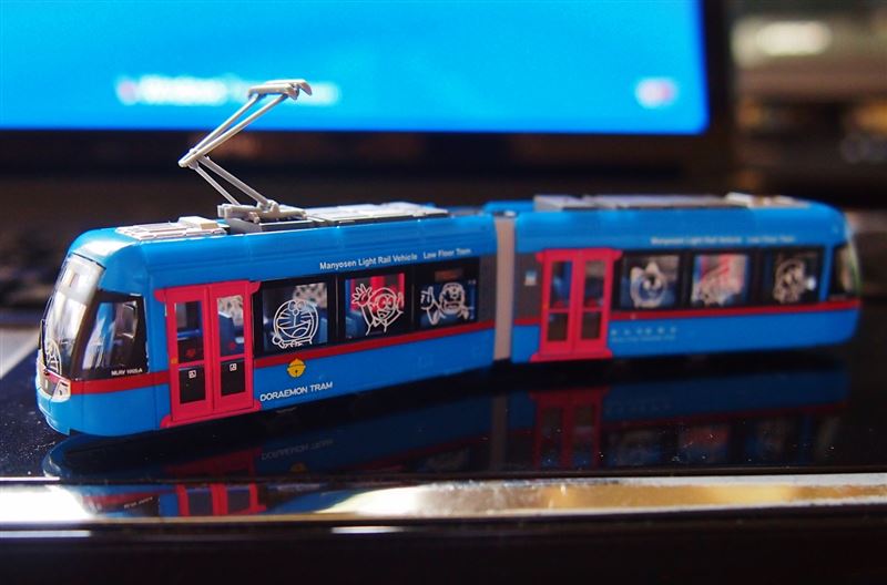 さ*ん様 万葉線　MLRV1000型 赤のアイトラム　青のドラえもん　2点セット 改造プラレール] 万葉線MLRV1000形「アイトラム」の一般塗装車を