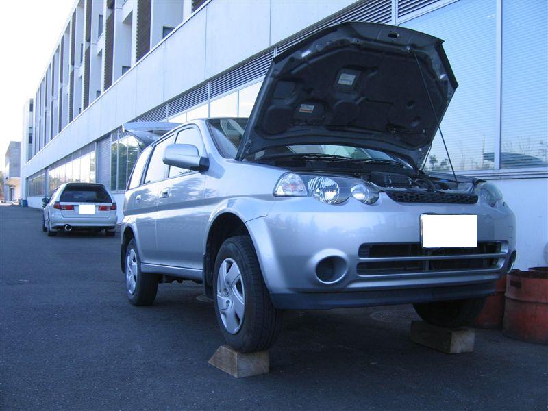 揃いも揃ってクリスマスに野郎共と自動車整備です。ｗ<br />
しろてて君も車高調やってました。<br />
<br />
で今回は大学の友達のHR-Vのオイル交換を行いました。<br />
レベルゲージを見る限りでは、ものすごく汚い。<br />
<br />
まずは車をジャッキアップし、前輪に木の木っ端を入れて作業スペースを確保。<br />
私とかしろてて君の車はすぐにタイヤが持ち上がるのに、こいつはなかなか持ち上がらない。(^ ^;;)　車高が高い車は大変です。<br />
<br />
手順は少々はしょっている部分もありますが、あしからず。