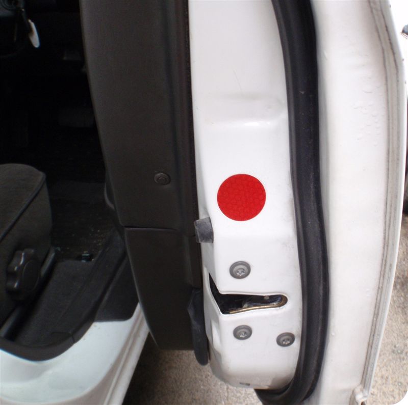 トヨタ純正のリフレックスリフレクタは、ミニバンによく貼付されていますが、セダンでも一部の車種(カリーナ等)にも貼付されているようです。<br />
※画像はカリーナです。