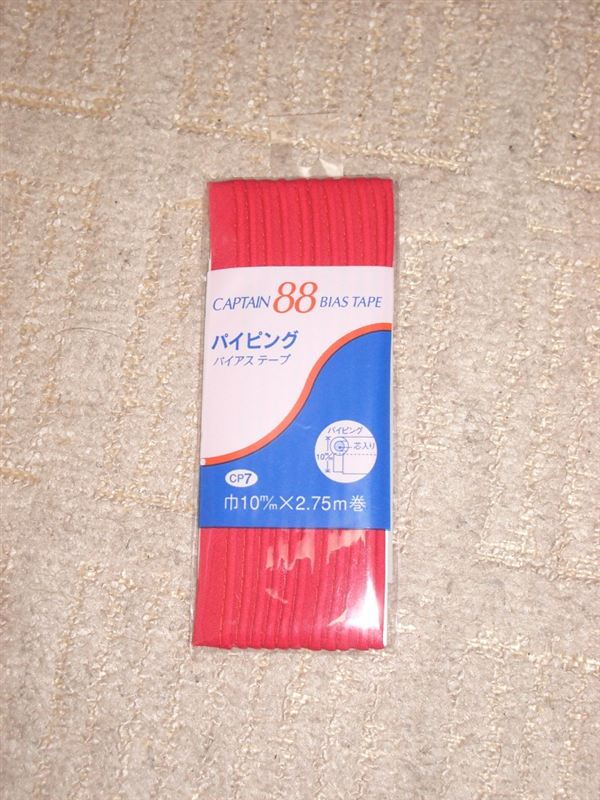 皆さんがやっているテープを見つけたので買って来ました。<br />
バイアスパイピングテープ　２１０円<br />
色をどうしようか迷ったがやっぱり赤にした。<br />
これ１つで１台分。