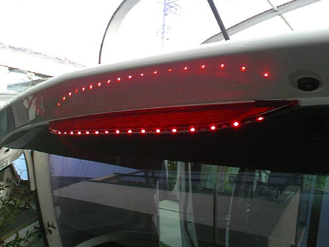 ハイマウント下に側面発行LEDを入れる