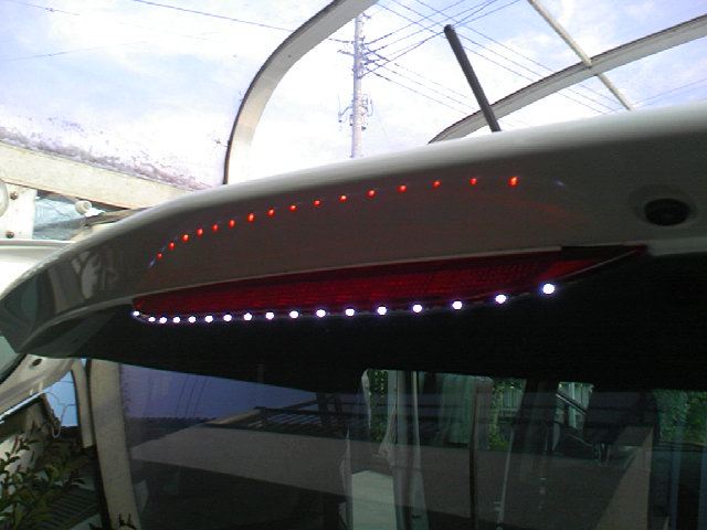 ハイマウント下に側面発行LEDを入れる