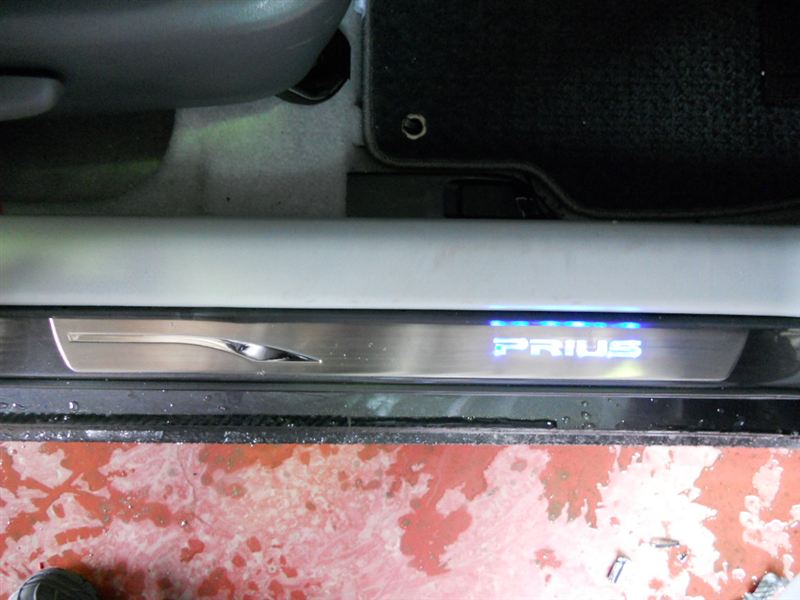 LEDスカッフプレート取り付け（トヨタ プリウス・30系）by 釣り