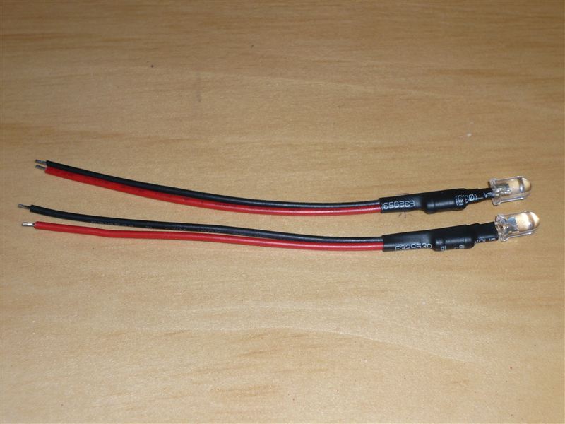 某オクで購入したΦ５の白色のLEDです。１０本購入しました。シフトゲートイルミなどに使用しましたが、まだ余っていたのでセンターコンソールに埋め込みました。