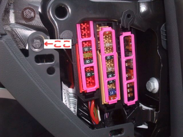 スロットルコントローラー取り付けPART1(アウディ A5 スロットルコントローラー取り付けPART1(アウディ A5