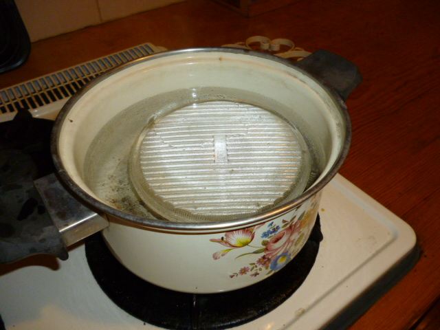 ガラスレンズとリフレクターの間に噛ませてあるゴムのリングを外してからお湯でちょっと煮ます。