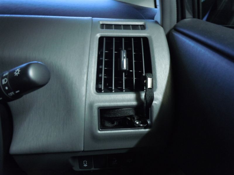 プリウスアルファ（zvw41w）の運転席前側、内装トリムになります。