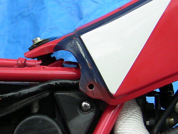 燃料タンクの位置合わせ(4サイクルエンジンを載せたため