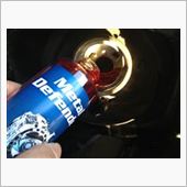 作業は簡単ｗ<br />
燃料補給口から一本丸々入れるだけ。<br />
<br />
割合としてはガソリン満タンに1本。