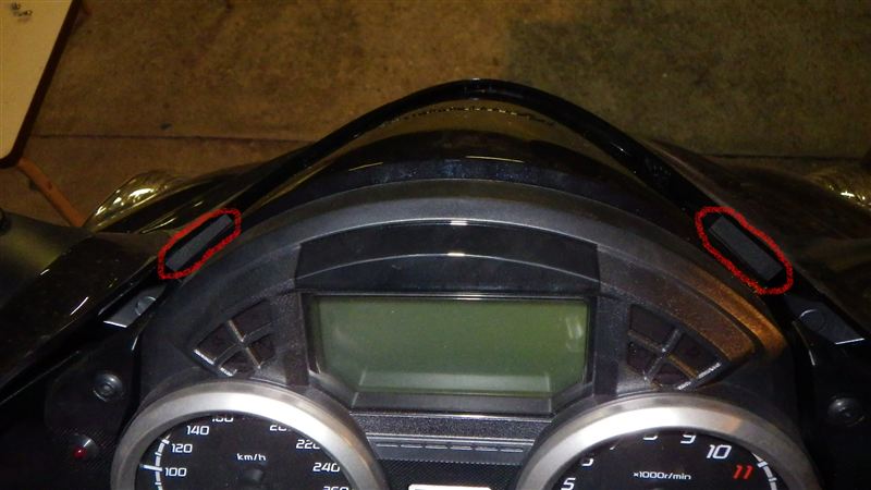 メーターカバー取り付け（カワサキ ZX-14R）by アリスタント