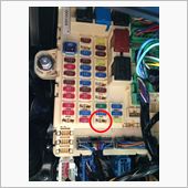 フットランプですが、検索かけると出てきますので要点以外は割愛しますm(_ _)m<br />
<br />
ヤフオクのオプションカプラーに10Aのフューズが付いてくるようですが、写真の○印のところに挿すことでオプション用12V常時電源が供給されるようです。ここから12Vを取ります。<br />
<br />
N-BOXと共通な部分が多いため、カテーシはヒューズボックス右下のグレーのコネクタ(黄色とグレーのケーブルが挿さっているやつ)の他の方DIY同様グレーが−側でまず間違いないと思います。<br />
最近はこの辺の中継コネクタもヤフオクかあ出ているようです。<br />
<br />
ちなみに時間なんですが、資料が揃ってれば2時間もあれば終わると思います。<br />
性格が几帳面なもんで、配線の処理に時間かけすぎちゃいました(笑)