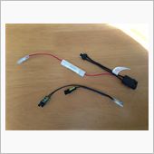 エーモンのフューズ電源と自作分岐コネクタ、LEDハーネスキットの3つを使いフットランプを組みました。<br />
<br />
※フューズ電源ですが、フューズボックスには極性がありますので、必ずテスターで12VDCがきている方に電源を取るケーブルがくるように挿すこと！<br />
じゃないとフューズが飛びます！((((；ﾟДﾟ)))))))<br />
電装系壊すことも考えられますので要注意！