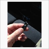 助手席側はセンターロワボックスの内側を通しますが、センターロワボックスは手前上部4本の爪と3つのピンで固定してます。<br />
ボックスはまっすぐ手前に左右均等に引っ張りましょう。<br />
じゃないとこんなんなります......<br />
※爪は4つ横一列に並んでるので1本折れてもそんな支障はないですけどね(笑;)