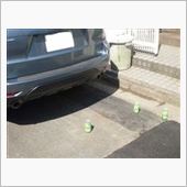 缶を置いてみました。<br />
真ん中と右後輪の後ろに２缶、左後輪の後ろにも１缶。<br />
右タイヤの後ろの２缶は死角で見えません。