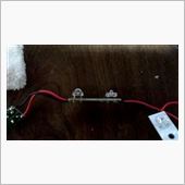 で、元々付いてるLEDはドームの部分が３㎜ぐらいなんですが、５㎜の物も収まるようなので、５㎜の物に打ち変えることに<br />
<br />
見比べるとこんな感じで、結構デカく見えます(左５㎜、右純正)
